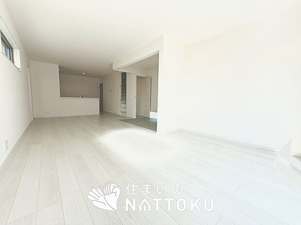 現地写真(リビング)
フローリング材には、木目、色調など木材特有の風合いがあり、ナチュラルな美しさになっています。