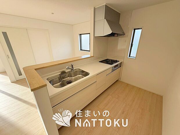 現地写真（キッチン）
収納たっぷりのシステムキッチン、浄水器付水栓を標準装備しています。
