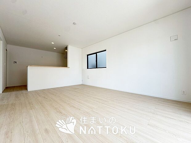 現地写真（リビング）
フローリング材には、木目、色調など木材特有の風合いがあり、ナチュラルな美しさになっています。
