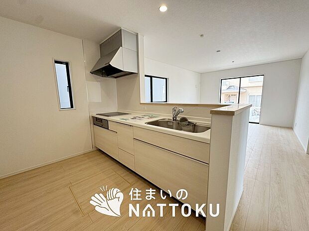 現地写真（キッチン）
収納たっぷりのシステムキッチン、浄水器付水栓を標準装備しています。
