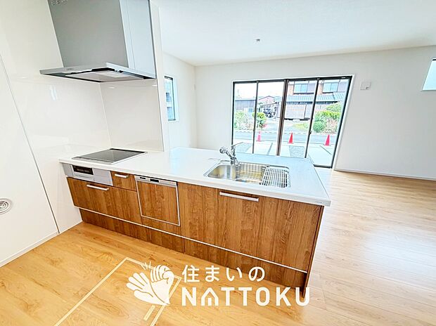 現地写真（キッチン）
収納たっぷりのシステムキッチン、浄水器付水栓を標準装備しています。
