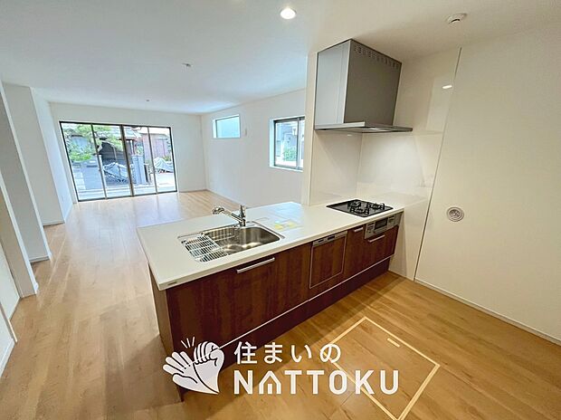 現地写真（キッチン）
収納たっぷりのシステムキッチン、浄水器付水栓を標準装備しています。
