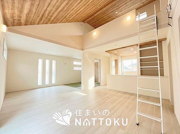 現地写真（リビング）
フローリング材には、木目、色調など木材特有の風合いがあり、ナチュラルな美しさになっています。
