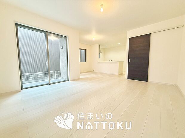 現地写真（リビング）
フローリング材には、木目、色調など木材特有の風合いがあり、ナチュラルな美しさになっています。
