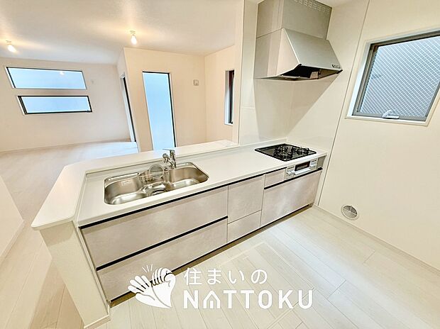 現地写真（キッチン）
収納たっぷりのシステムキッチン、浄水器付水栓を標準装備しています。
