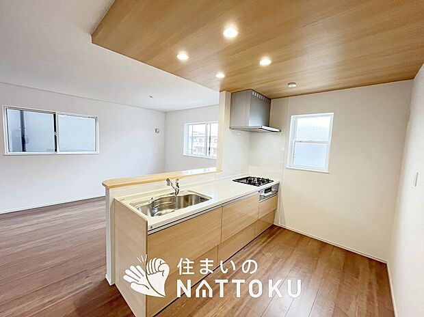 現地写真（キッチン）
収納たっぷりのシステムキッチン、浄水器付水栓を標準装備しています。
