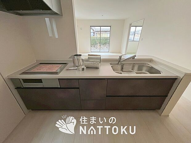 現地写真（キッチン）
収納たっぷりのシステムキッチン、浄水器付水栓を標準装備しています。
