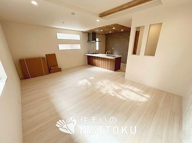 現地写真(リビング)
フローリング材には、木目、色調など木材特有の風合いがあり、ナチュラルな美しさになっています。