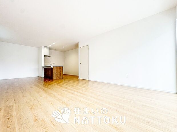 現地写真（リビング）
フローリング材には、木目、色調など木材特有の風合いがあり、ナチュラルな美しさになっています。
