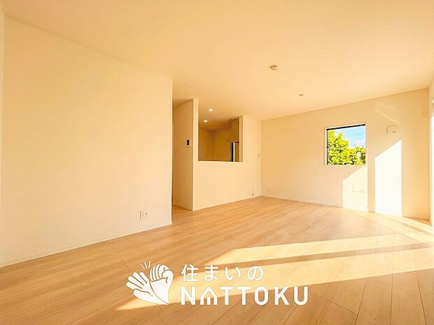 現地写真（リビング）
フローリング材には、木目、色調など木材特有の風合いがあり、ナチュラルな美しさになっています。
