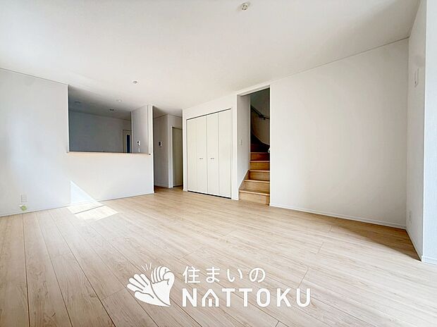 現地写真（リビング）
フローリング材には、木目、色調など木材特有の風合いがあり、ナチュラルな美しさになっています。
