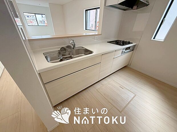 現地写真（キッチン）
収納たっぷりのシステムキッチン、浄水器付水栓を標準装備しています。
