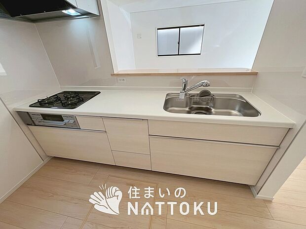 現地写真（キッチン）
収納たっぷりのシステムキッチン、浄水器付水栓を標準装備しています。
