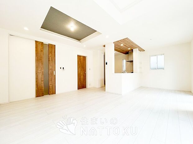 現地写真（リビング）
フローリング材には、木目、色調など木材特有の風合いがあり、ナチュラルな美しさになっています。
