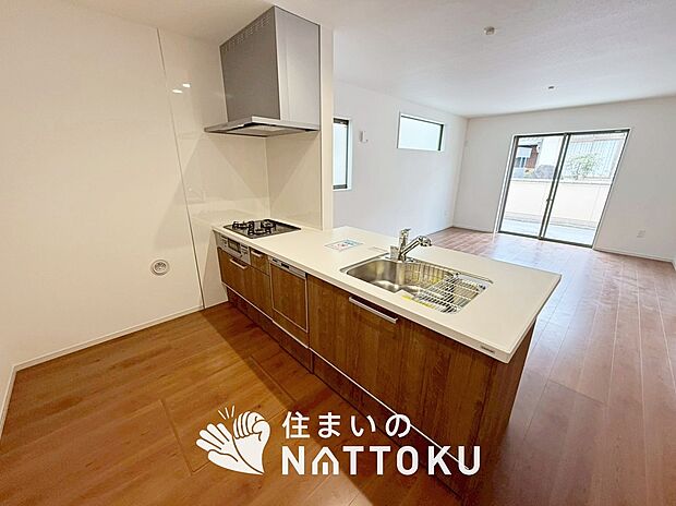 現地写真(キッチン)
収納たっぷりのシステムキッチン、浄水器付水栓を標準装備しています。