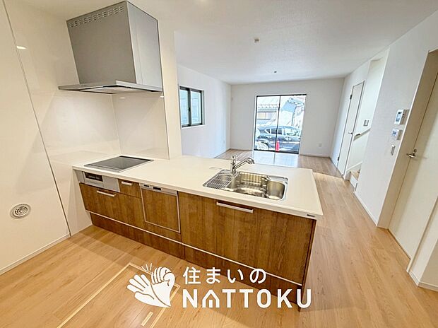 現地写真（キッチン）
収納たっぷりのシステムキッチン、浄水器付水栓を標準装備しています。
