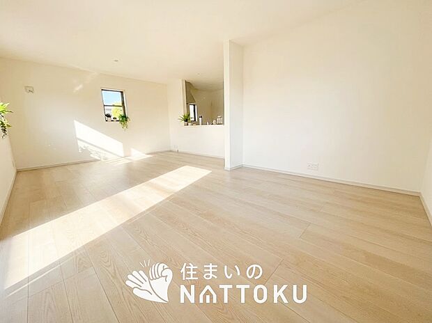 現地写真（リビング）
フローリング材には、木目、色調など木材特有の風合いがあり、ナチュラルな美しさになっています。
