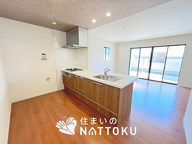 現地写真（キッチン）
収納たっぷりのシステムキッチン、浄水器付水栓を標準装備しています。
