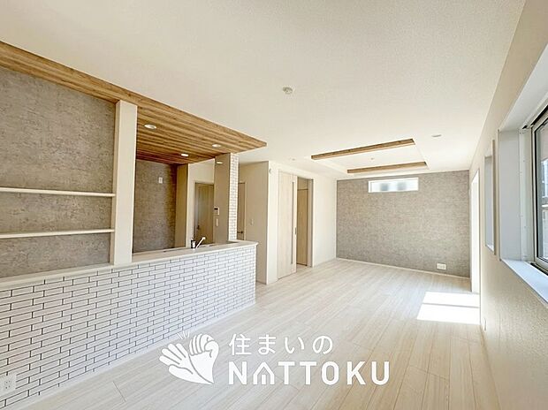 現地写真(リビング)
フローリング材には、木目、色調など木材特有の風合いがあり、ナチュラルな美しさになっています。