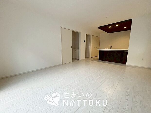 現地写真（リビング）
フローリング材には、木目、色調など木材特有の風合いがあり、ナチュラルな美しさになっています。
