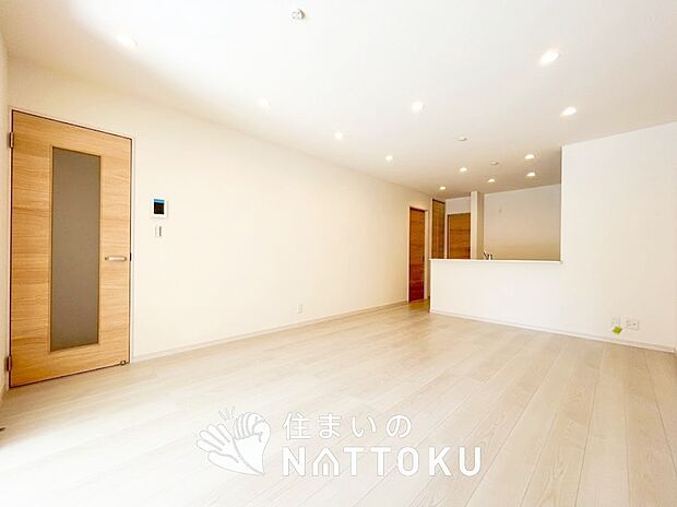 現地写真(リビング)
フローリング材には、木目、色調など木材特有の風合いがあり、ナチュラルな美しさになっています。