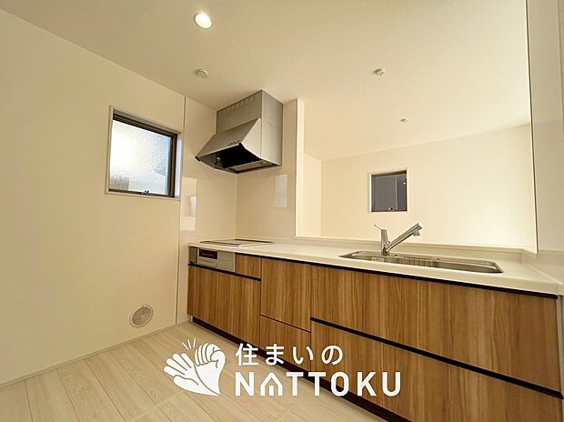 現地写真(キッチン)
収納たっぷりのシステムキッチン、浄水器付水栓を標準装備しています。