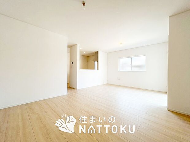 現地写真(リビング)
フローリング材には、木目、色調など木材特有の風合いがあり、ナチュラルな美しさになっています。