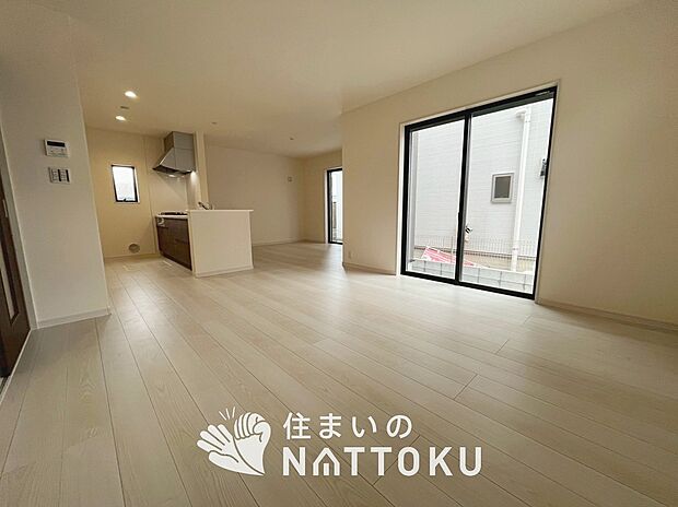 現地写真（リビング）
フローリング材には、木目、色調など木材特有の風合いがあり、ナチュラルな美しさになっています。
