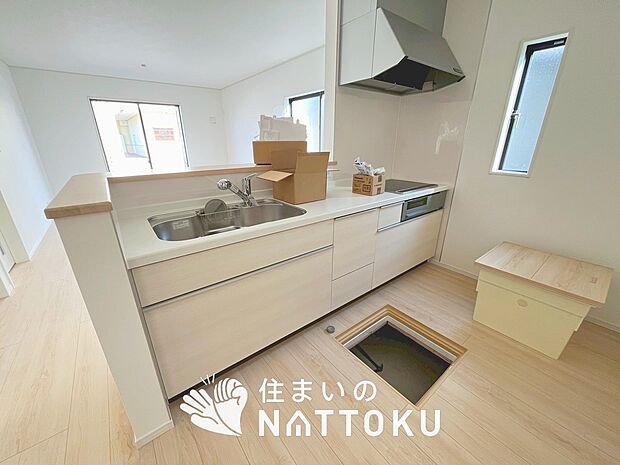 現地写真(キッチン)
収納たっぷりのシステムキッチン、浄水器付水栓を標準装備しています。