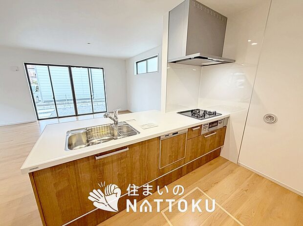 現地写真（キッチン）
収納たっぷりのシステムキッチン、浄水器付水栓を標準装備しています。
