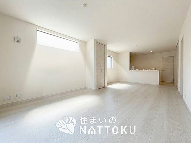 現地写真（リビング）
フローリング材には、木目、色調など木材特有の風合いがあり、ナチュラルな美しさになっています。
