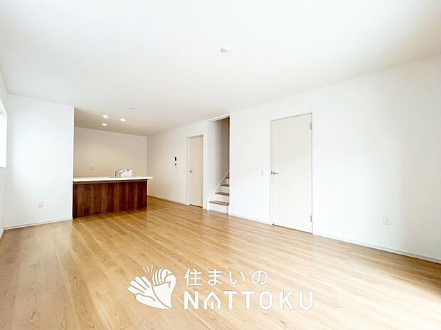 現地写真（リビング）
フローリング材には、木目、色調など木材特有の風合いがあり、ナチュラルな美しさになっています。
