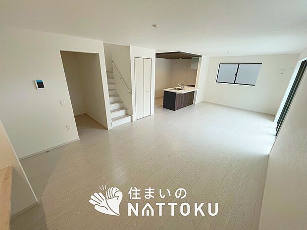 現地写真(リビング)
フローリング材には、木目、色調など木材特有の風合いがあり、ナチュラルな美しさになっています。