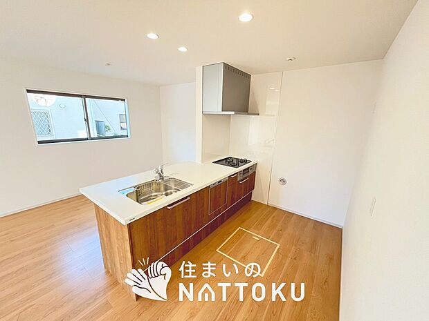 現地写真(キッチン)
収納たっぷりのシステムキッチン、浄水器付水栓を標準装備しています。