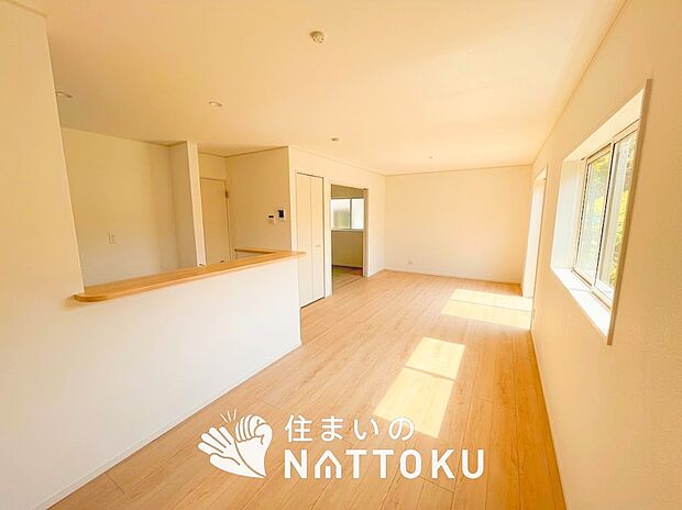 現地写真（リビング）
フローリング材には、木目、色調など木材特有の風合いがあり、ナチュラルな美しさになっています。
