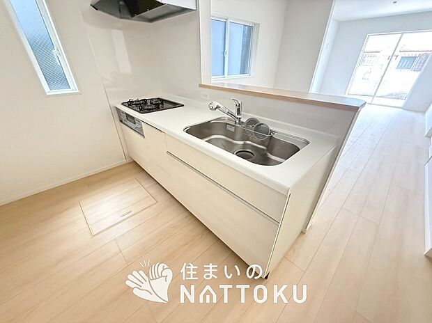 現地写真(キッチン)
収納たっぷりのシステムキッチン、浄水器付水栓を標準装備しています。