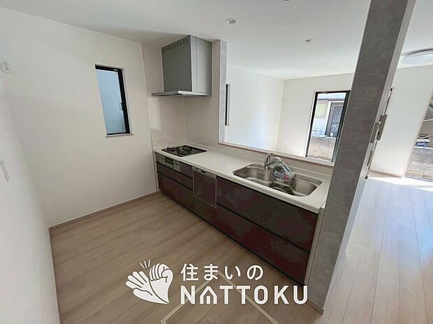 現地写真（キッチン）
収納たっぷりのシステムキッチン、浄水器付水栓を標準装備しています。
