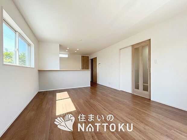 現地写真(リビング)
フローリング材には、木目、色調など木材特有の風合いがあり、ナチュラルな美しさになっています。