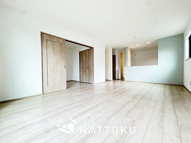 現地写真(リビング)
フローリング材には、木目、色調など木材特有の風合いがあり、ナチュラルな美しさになっています。