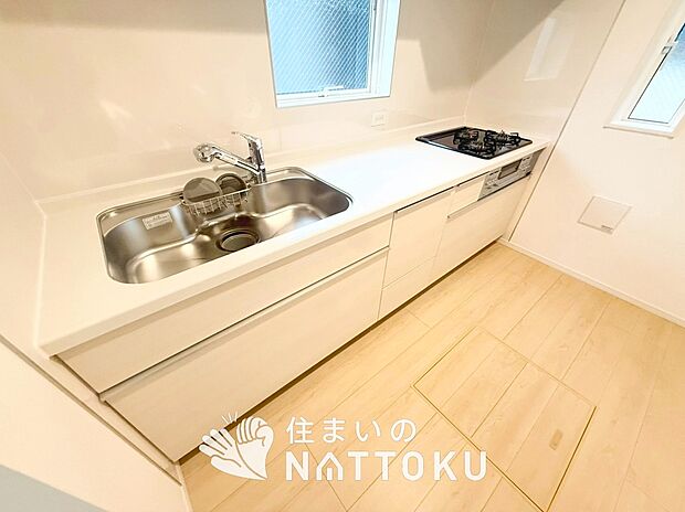 現地写真(キッチン)
収納たっぷりのシステムキッチン、浄水器付水栓を標準装備しています。