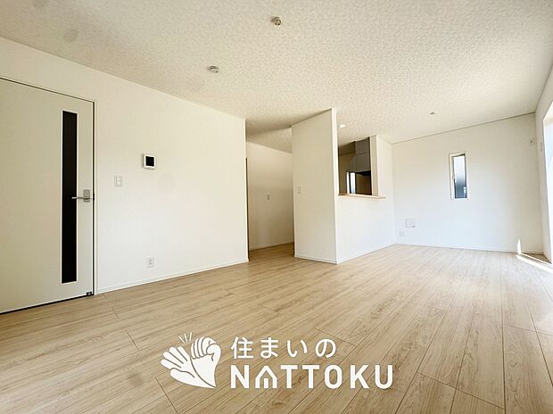 現地写真（リビング）
フローリング材には、木目、色調など木材特有の風合いがあり、ナチュラルな美しさになっています。
