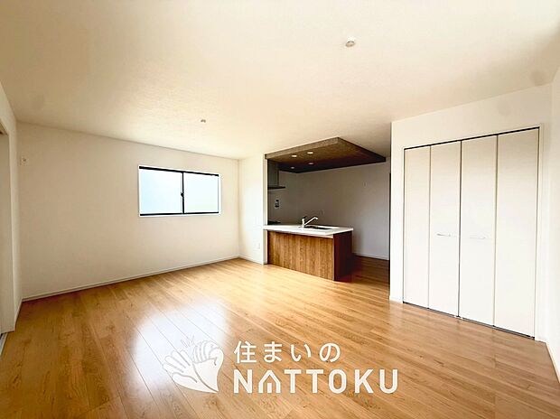 現地写真(リビング)
フローリング材には、木目、色調など木材特有の風合いがあり、ナチュラルな美しさになっています。