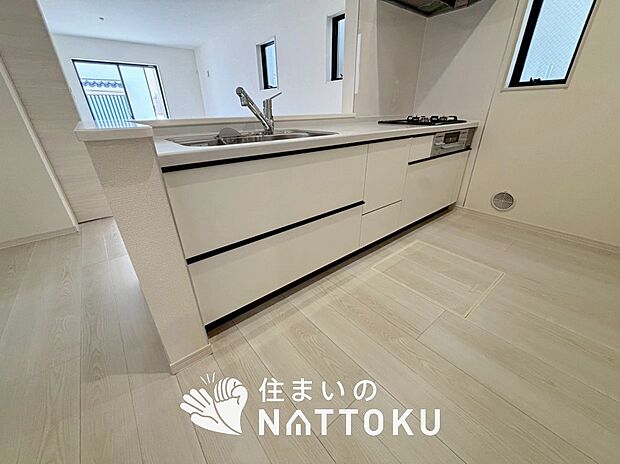 現地写真（キッチン）
収納たっぷりのシステムキッチン、浄水器付水栓を標準装備しています。
