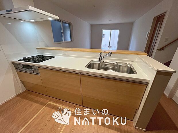 現地写真（キッチン）
収納たっぷりのシステムキッチン、浄水器付水栓を標準装備しています。
