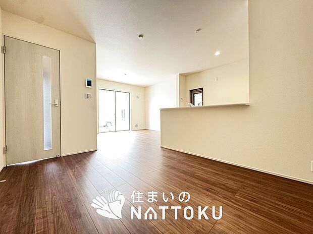 現地写真（リビング）
フローリング材には、木目、色調など木材特有の風合いがあり、ナチュラルな美しさになっています。
