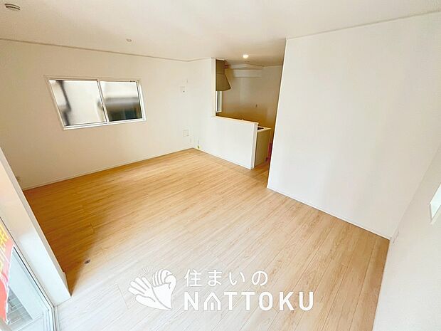 現地写真（リビング）
フローリング材には、木目、色調など木材特有の風合いがあり、ナチュラルな美しさになっています。
