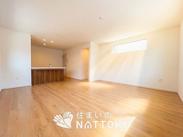 現地写真(リビング)
フローリング材には、木目、色調など木材特有の風合いがあり、ナチュラルな美しさになっています。