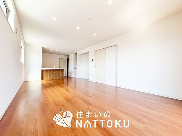 現地写真（リビング）
フローリング材には、木目、色調など木材特有の風合いがあり、ナチュラルな美しさになっています。
