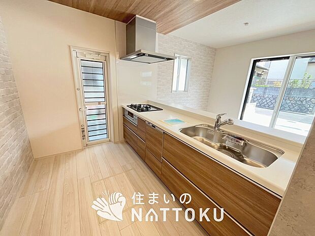 現地写真（キッチン）
収納たっぷりのシステムキッチン、浄水器付水栓を標準装備しています。
