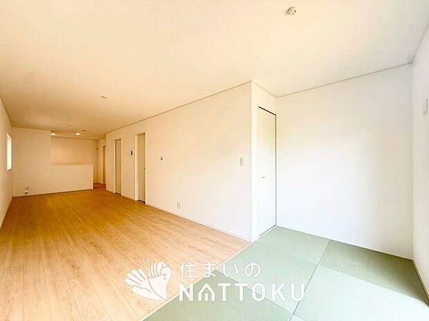 現地写真(リビング)
フローリング材には、木目、色調など木材特有の風合いがあり、ナチュラルな美しさになっています。